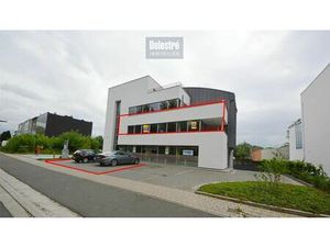 INSTAPKLAAR KANTOOR MET 6 PRIVE PARKEERPLAATSEN NABIJ E40 KAREELSTRAAT