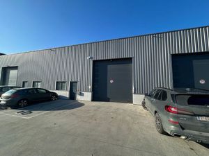 Zeer goed gelegen KMO-unit van 310 m² met mezzanine en 3 parkeerplaatsen