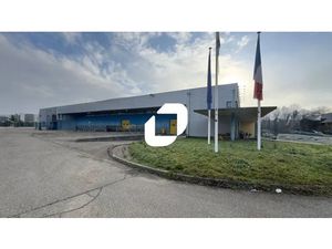 A LOUER  STOCKAGE AVEC NOMBREUX PARKINGS