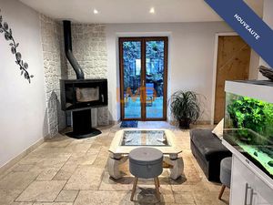 Joyeuse: Maison de ville meublée  terrasse  2 chambres