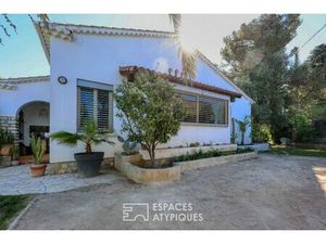 Maison contemporaine de plain pied dans une bulle de verdure