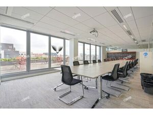 Location Local Professionnel 892m²