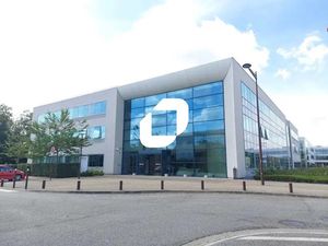 A LOUER  GRANDS HALL ET PATIO AVEC VERRIERE