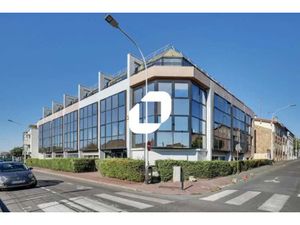 A VENDRE  Surfaces de bureaux à vendre en face du RER B