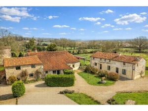 Complexe de gîtes  maison principale  quatre gîtes indépendants et piscine