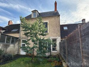 Maison de ville avec extérieur et grange