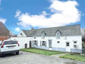 FERMETTE SITUÉE AU CALME AVEC PANNEAUX SOLAIRES