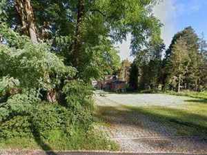 Maison d'habitation avec jardin et grande dépendance