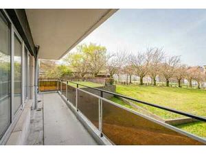 Appartement lumineux au rez-de-chaussée avec grande terrasse