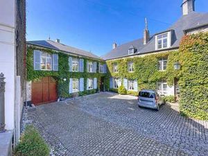 Maison historique au bord du parc à vendre à Florennes