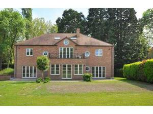 Prestigieuse et spacieuse villa avec piscine intérieure