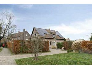 Belle villa avec beau jardin dans un quartier résidentiel