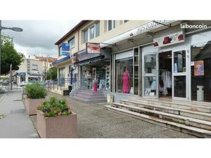 Local 100 + 100 m2 St Priest Centre