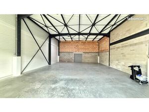 Local 150 m² Saint-Genis-Laval