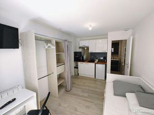 Studio meublé rénové  isolé (DPE C) et entièrement équipé au RDC