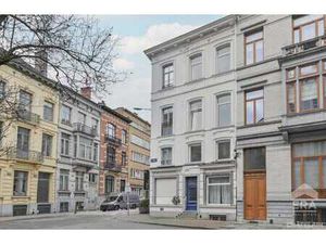 Superbe Maison 8 chambres avec cour à louer à Saint-Gilles