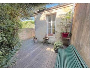 Maison + terrasse jardin public