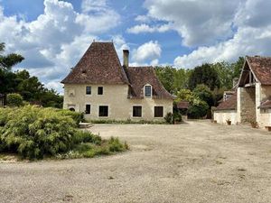 Manoir du 14ème siècle  gîte  grandes dépendances et terrain