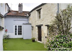 Maison à vendre SURGERES (17) Ensemble immobilier de 148 m² hab. à remettre au goût du jou