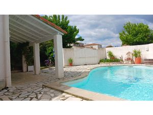 Villa traditionnelle avec piscine beaux volumes