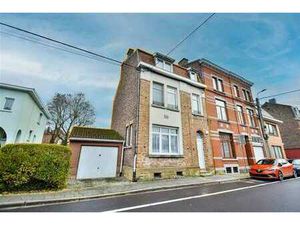 Jolie maison 3 façades avec garage idéalement située !