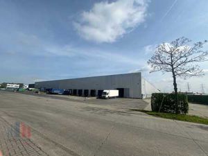 7.663 m² logistiek magazijn met 1.151 m² kantoren in Zele