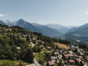 Beau terrain constructible idéalement situé sur le Coteau Sud de Verchaix.