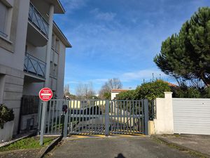 HYPER CENTRE PESSAC PARKING EXTÉRIEUR SECURISÉ