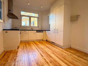 Élégant appartement rénové dans maison de maître – Avenue du