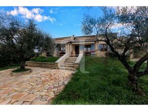 Villa de plain-pied proche de commodités