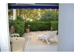 A louer à l'annee appart climatisé avec jardin