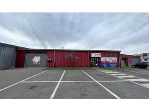 Bâtiment d'entreprise dans la zone d'activités près de Makr