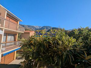 Studio lumineux avec terrasse  cave et parking