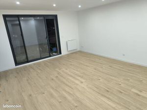 Très beau T2 55 m²  entièrement rénové et situé en rez-de-chaussée