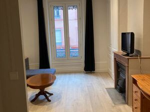 Trés beau T2 angle Vienne Berthelot 45 m2 refait à neuf proximité transports et facs