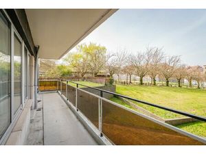 Lichtrijk gelijkvloersappartement met ruim terras in Evere