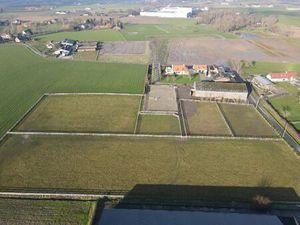 Landelijke villa met bijgebouwen en graslanden op 23.740m²