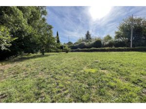 Terrain constructible entièrement viabilisé de 1240m2 dont 4