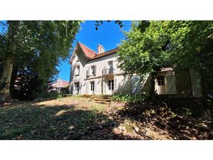 Grande maison de maitre a Prauthoy à 50 km au nord de Dijon