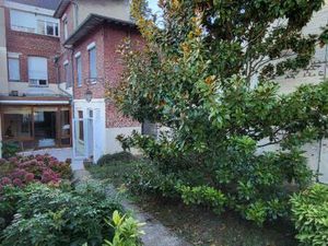 Belle maison bourgeoise face Champs Elysées avec jardin et carport