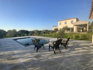 Uzès à pieds villa sur beau terrain paysagé avec piscine.