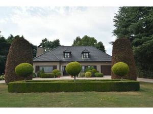 Ruim landhuis met prachtige tuin in rustige straat in Nieuwkerken