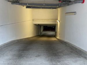 Places de parking dans immeuble sécurisé et propre