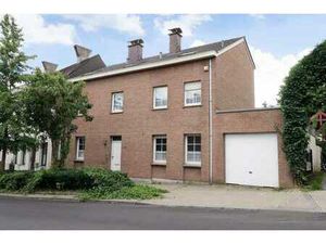 Grande maison de ville avec beaucoup de potentiel