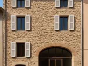 Local commercial de caractère – pierre & voûtes – cour privative – centre village