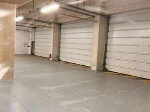 Local d’activité 400 m² – Plain-pied – 3m45 hauteur – Porte sectionnelle – Sans frais d’ag