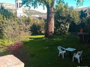 Villa avec jardin arboré et clôturé