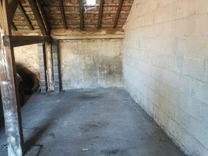 Place de parking dans grange fermee