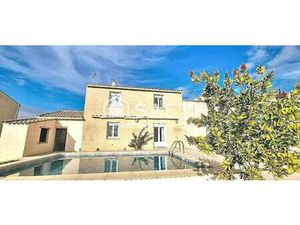 Maison R+1 T6 de 115 m²   avec 4 Chambres  un bureau  garage et piscine édifiée sur un ter