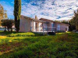 Maison traditionnelle de plain pied sur grand terrain